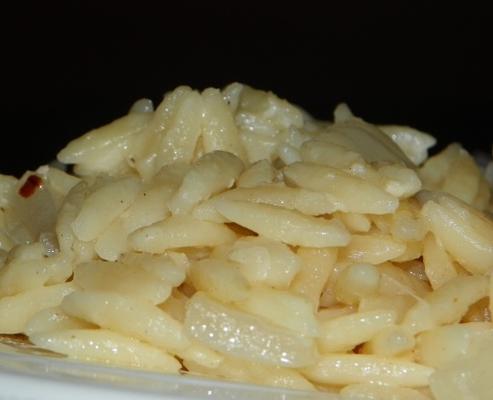 romige knoflook-parmezaanse kaas orzo