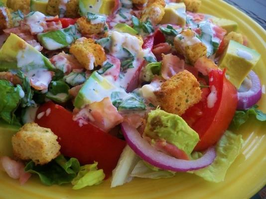 blt salade met romige basilicumdressing