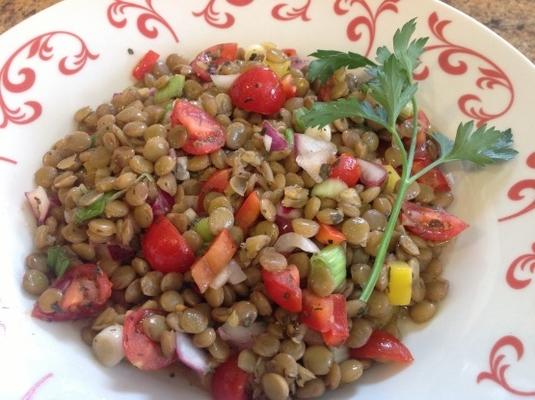 linzensalade met tomaten, dille en basilicum