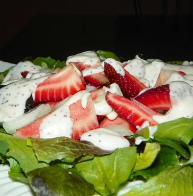 aardbeien spinazie salade met zoete mayo dressing