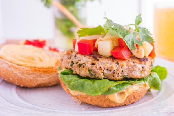 thaise kalkoenburgers met komkommer-pepersaus en pittige mayo