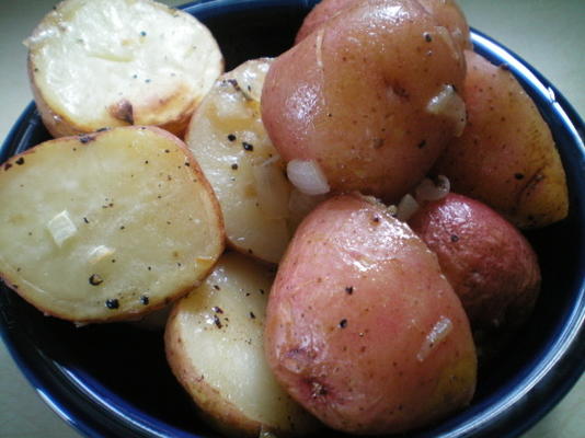 geroosterde nieuwe aardappelen met rode uien