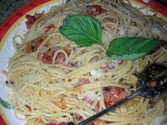 de pastasaus van sofia loren met uien en pancetta