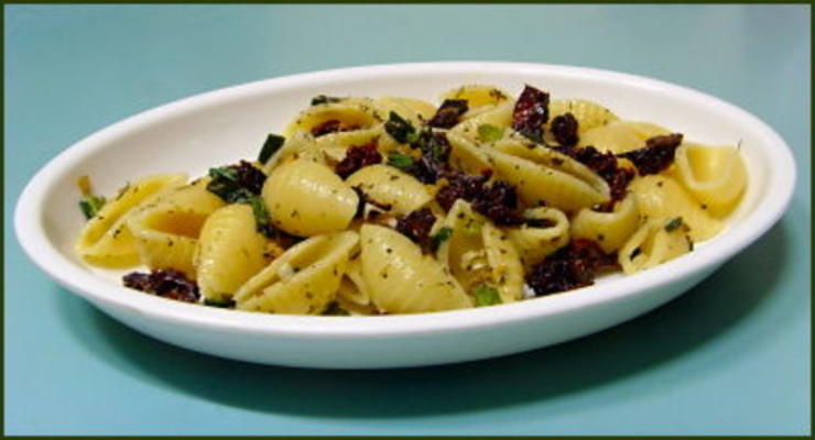 knoflook zongedroogde tomatenpasta