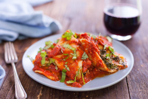 kruik pot spinazie gevulde pasta schelpen