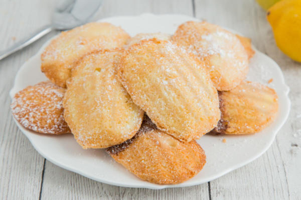 klassieke madeleines van franse taart: madelines: kleine gegroefde cakes