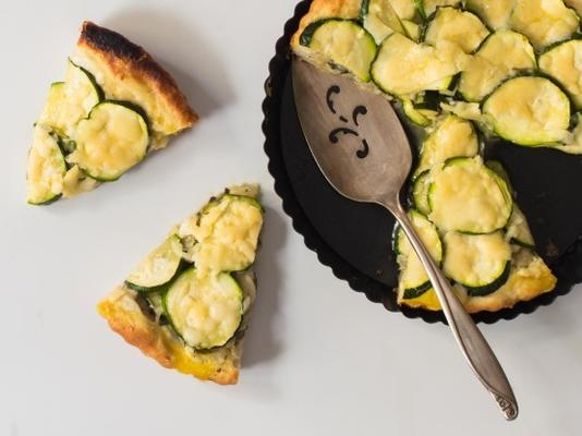 courgette taart met gruyere-kaas en kruiden