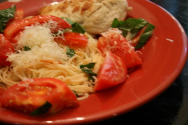 snel diner met pasta, tomaat en basilicum