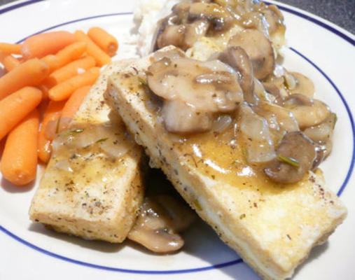 Tofu met gekruide korst en paddenstoelenjus
