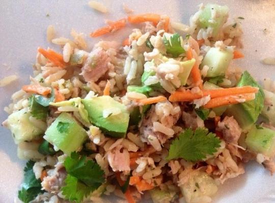 tonijn en bruine rijst salade