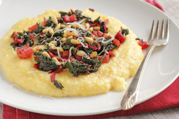 polenta met garlicky greens-