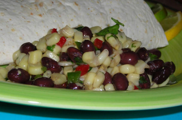 Mexicaanse maïs en zwarte bonensalade