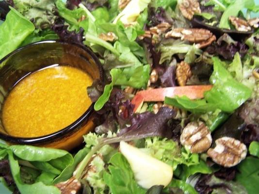 gemengde groentesalade met appels en esdoorn-walnoot olie dressing