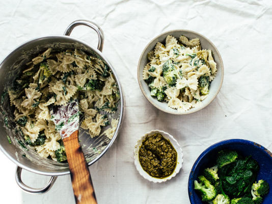 romige veganistische pesto pasta met broccoli