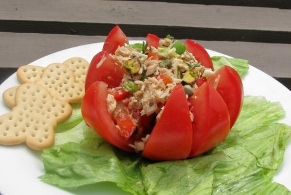 mediterrane tonijn gevulde tomaat