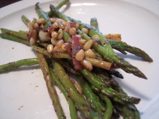 asperges met geroosterde pijnboompitten en citroenvinaigrette