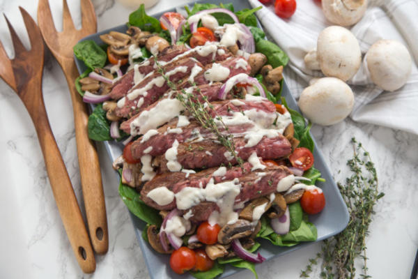 steak salade met romige mierikswortel dressing