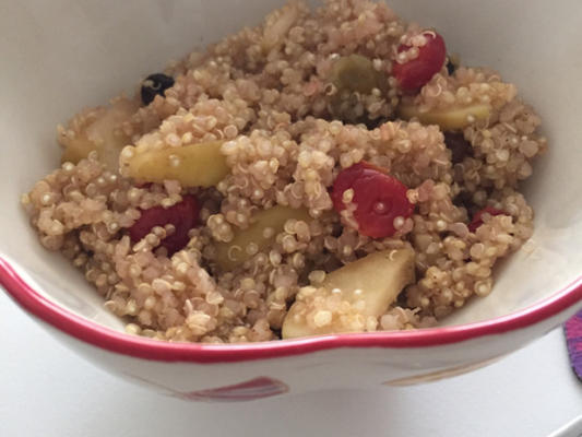 warm quinoa-ontbijt met fruit