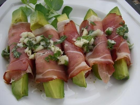 avocado gewikkeld in prosciutto