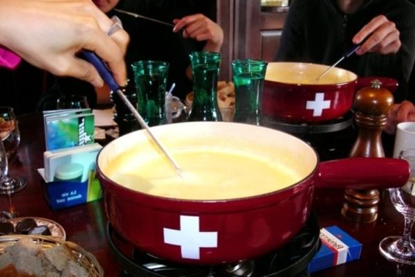 authentieke originele traditionele Zwitserse fondue (oude wereldrecept)