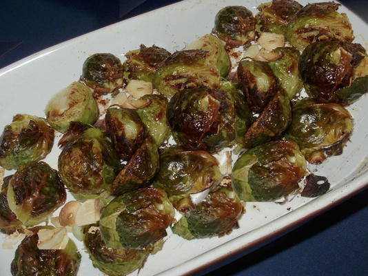 geroosterde spruitjes met gebruinde knoflook