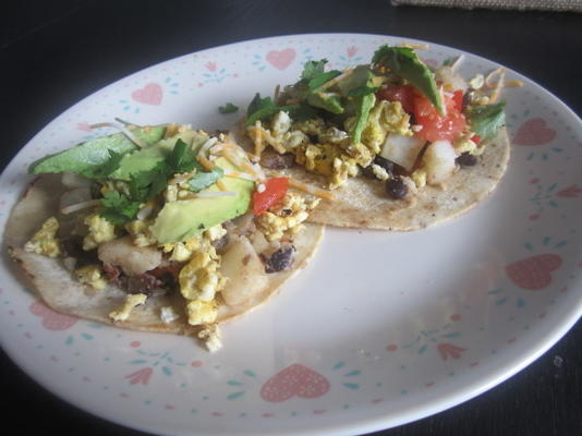 Mexicaans ontbijt tostadas met avocado pico de gallo