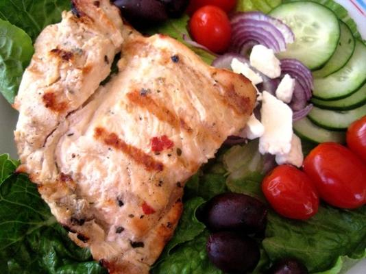 Griekse salade met oregano gemarineerde kip