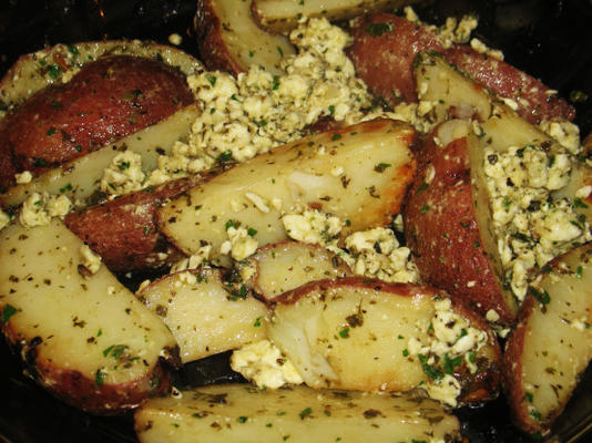 gekruide grieks geroosterde aardappelen met fetakaas