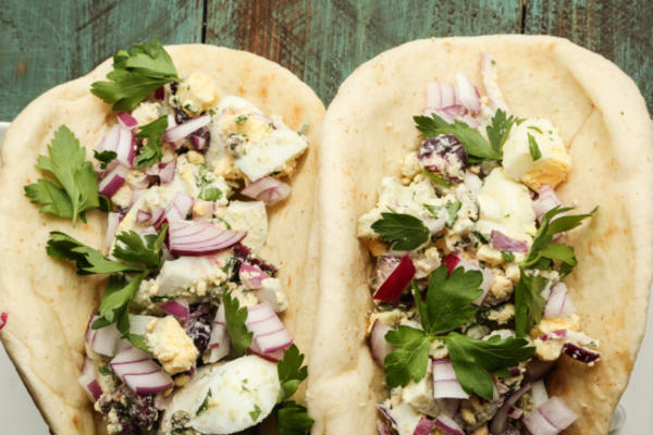 eiersalade met kappertjes en olijven