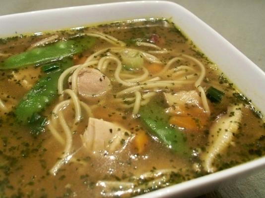 Aziatische kip en sneeuw erwten noodle kom