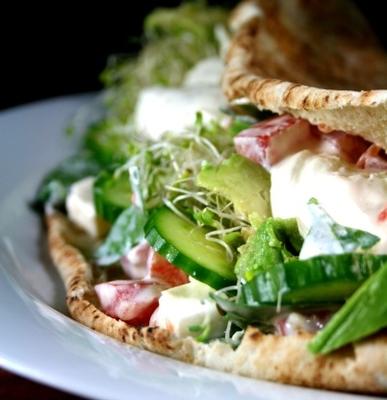 pita salade sandwiches met tahin saus