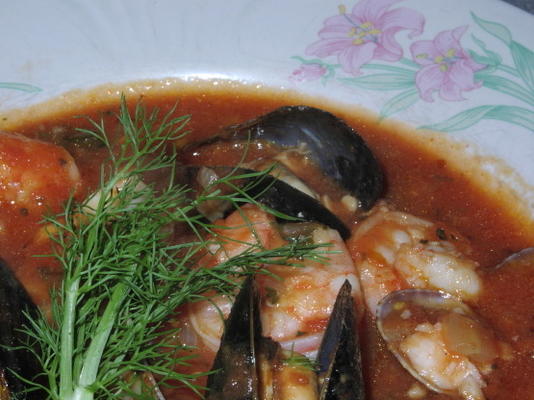 cioppino (zeevruchtensoep) met venkel en knoflook