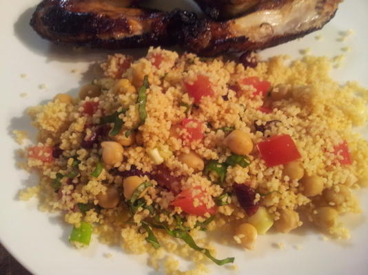 couscous, kikkererwten en cranberry salade