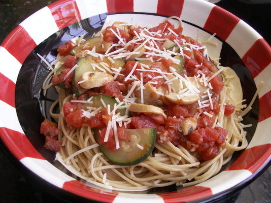 spaghetti met tomaat, chili, champignon, courgette en knoflook