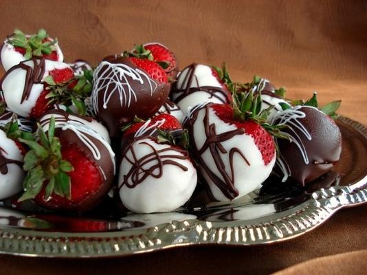 chocolade bedekt ondergedompelde aardbeien