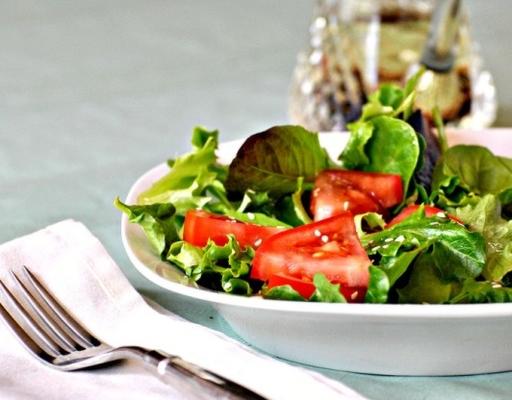 een salade van rucola (raket), cherrytomaatjes en sesamzaad