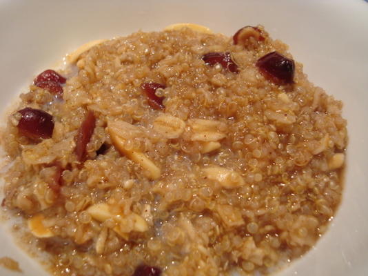rozijnenkruid warme ontbijtgranen met quinoa