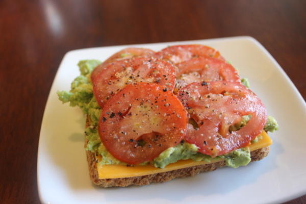 broodje avocado-tomaat met gegrilde kaas