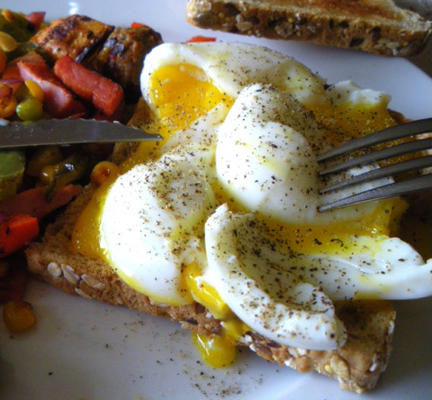 Brits ontbijt in bed - gekookte eieren en marmite soldaten