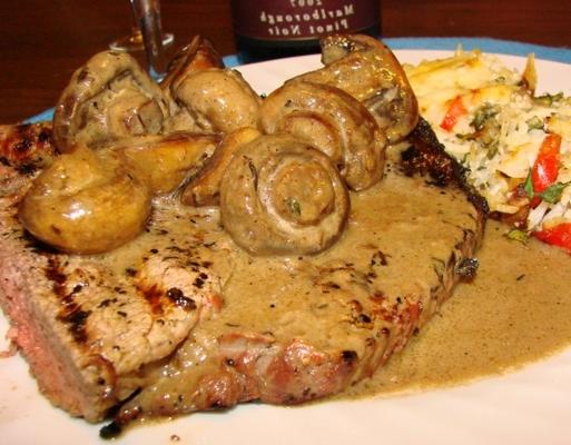 New York strip steak met gemarineerde champignons