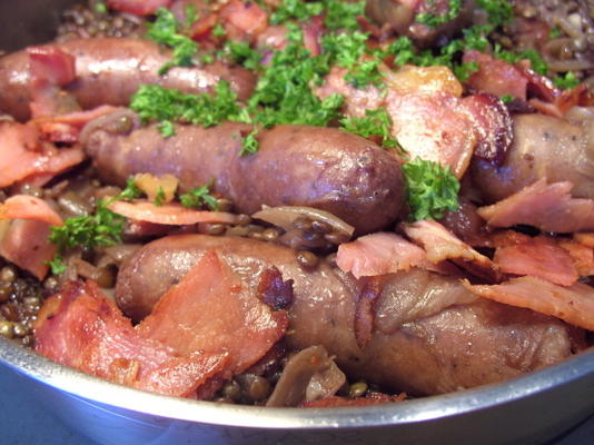 de lunch van een druivenplukker! worsten en linzen met tijm en wijn