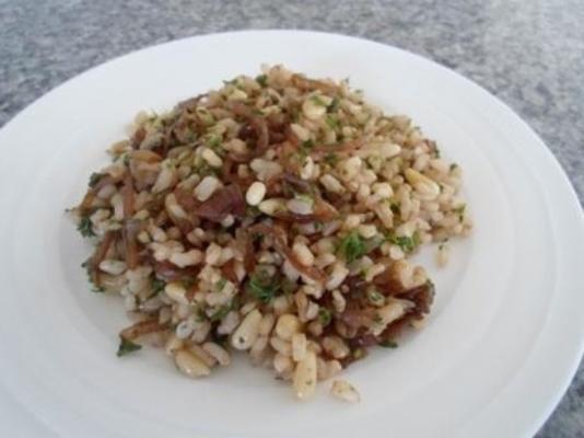bruine rijst en gekarameliseerde uisalade