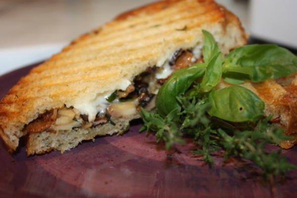 gegrilde wilde paddestoelen en brie-kaas sandwich