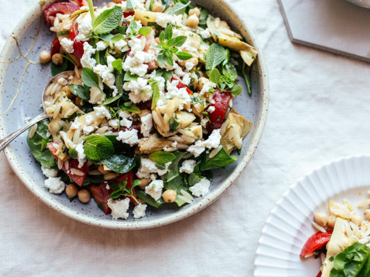 Griekse orzo salade met kikkererwten en artisjokharten