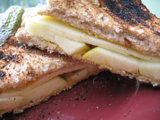 appel-cheddar panini