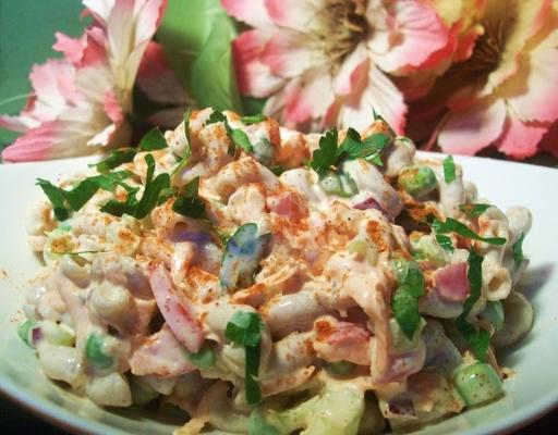 macaroni salade met tomaten en erwten