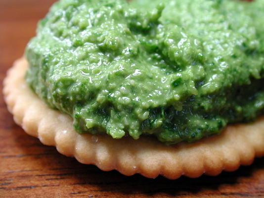 basilicum, parmezaan en cashew dip