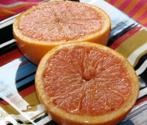 geroosterde grapefruit met honing, vanille en kardemom