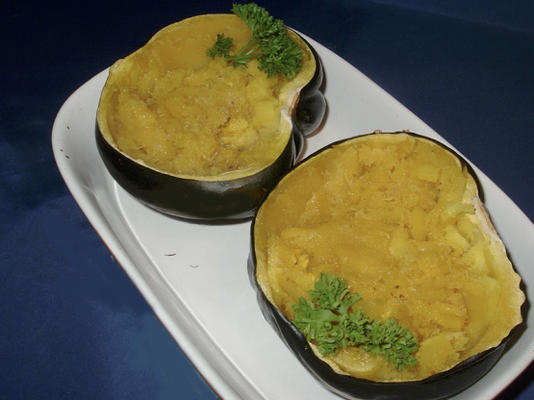 gebakken acorn squash en bruine suiker