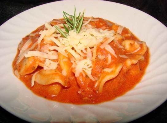 tortellini rosandeacute; (tortellini met tomatensaus)